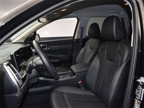 Certified 2025 Kia Sorento S image 9