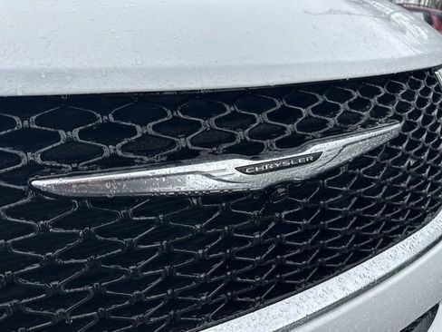 Used 2024 Chrysler Pacifica Limited image 31