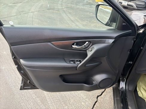 Used 2017 Nissan Rogue SV image 26