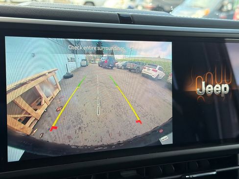 Used 2025 Jeep Wrangler Unlimited Rubicon image 18