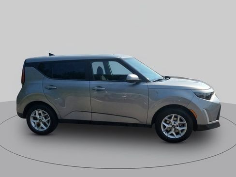 Used 2023 Kia Soul LX w/ Option Group 015 FWD image 2