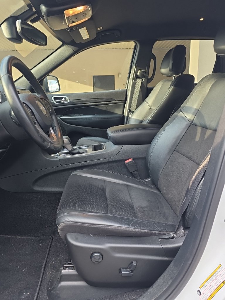 Used 2020 Jeep Grand Cherokee Altitude AWD/4WD image 12