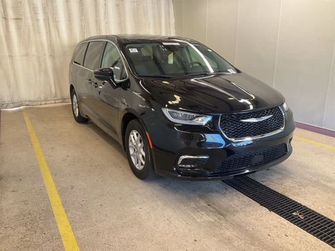 Used 2024 Chrysler Pacifica Touring-L image 2