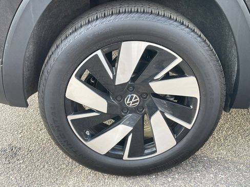 Used 2025 Volkswagen Atlas Cross Sport SE image 32