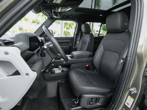 Used 2025 Land Rover Defender 110 S image 15