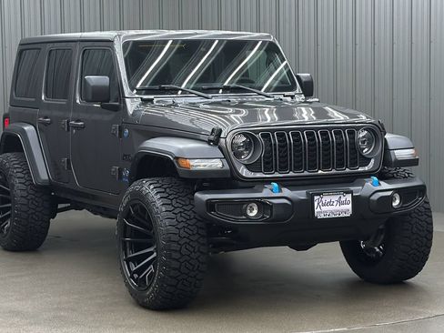Used 2024 Jeep Wrangler Unlimited w/ Convenience Group AWD/4WD image 7
