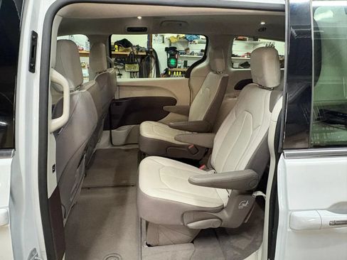 Used 2017 Chrysler Pacifica Touring-L w/ Tire & Wheel Group FWD image 25