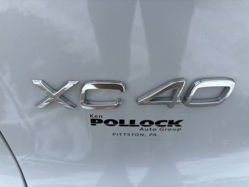 Used 2020 Volvo XC40 T5 Momentum w/ Protection Package Premier image 9