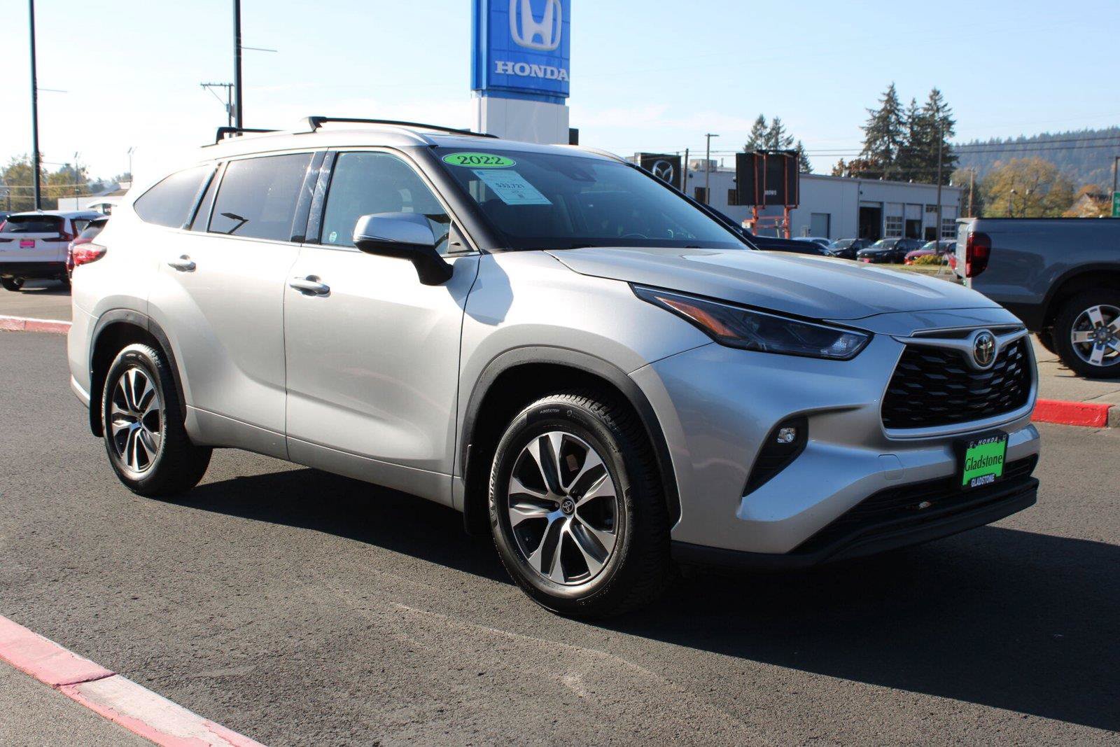 Used 2022 Toyota Highlander XLE AWD/4WD image 10