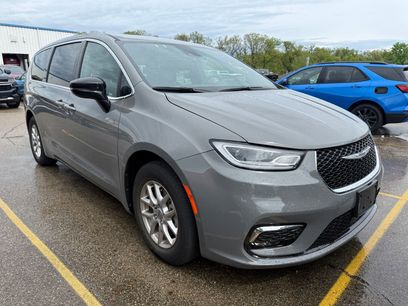 Used 2025 Chrysler Pacifica Select