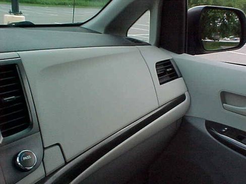 Used 2011 Toyota Sienna w/ Towing Pkg FWD image 23