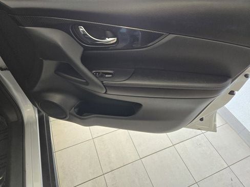 Used 2019 Nissan Rogue SL w/ Premium Package image 3