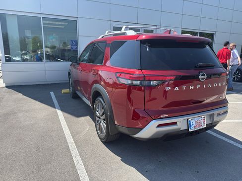 Certified 2024 Nissan Pathfinder SL w/ SL Premium Package FWD image 6
