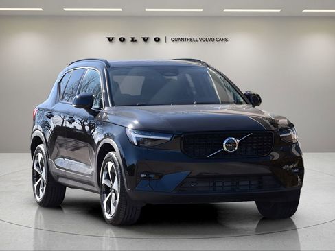 Certified 2025 Volvo XC40 B5 Plus w/ Protection Package Premier image 2