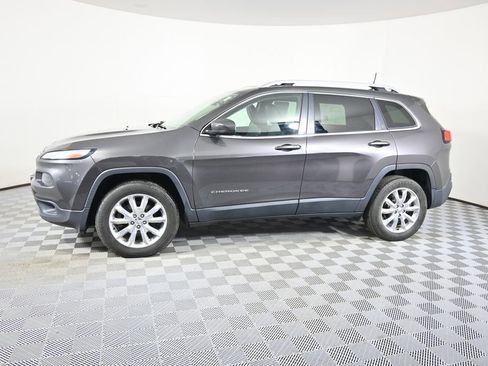 Used 2017 Jeep Cherokee Limited w/ Luxury Group AWD/4WD image 2