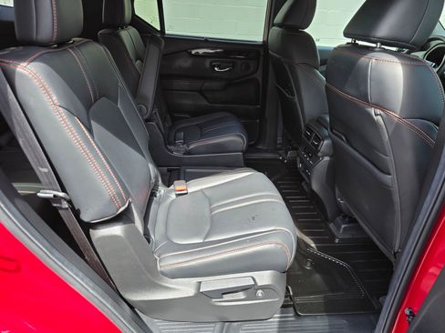 Used 2025 Honda Pilot TrailSport image 14