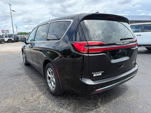 Used 2024 Chrysler Pacifica Limited FWD image 4