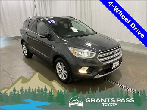 Used 2019 Ford Escape Titanium w/ U9j03 - Titanium Tow Package image 1