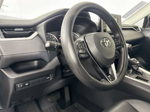 Used 2019 Toyota RAV4 XLE Premium image 4