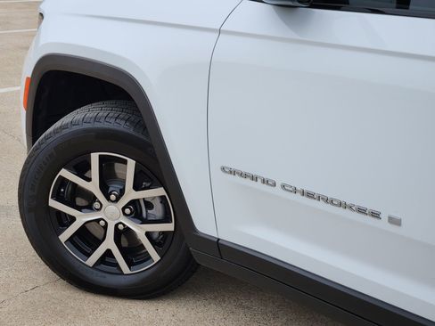 Used 2025 Jeep Grand Cherokee L Limited image 17
