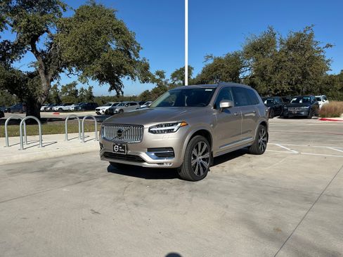 Used 2025 Volvo XC90 B6 Ultra w/ Lounge Package image 2