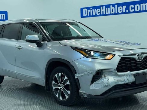 Used 2021 Toyota Highlander XLE AWD/4WD image 2