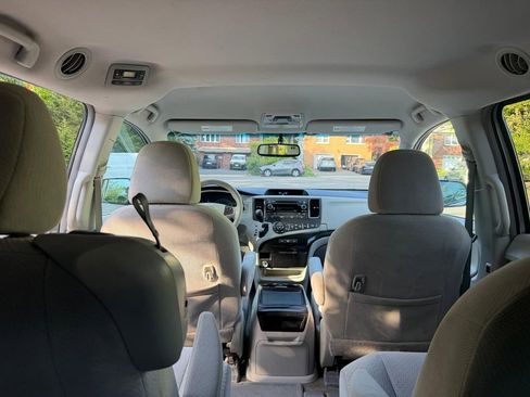 Used 2013 Toyota Sienna LE FWD image 24