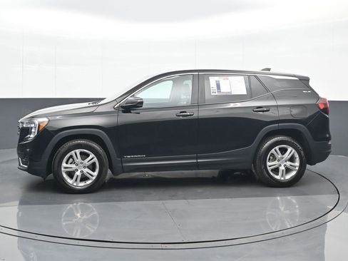 Used 2024 GMC Terrain SLE image 3