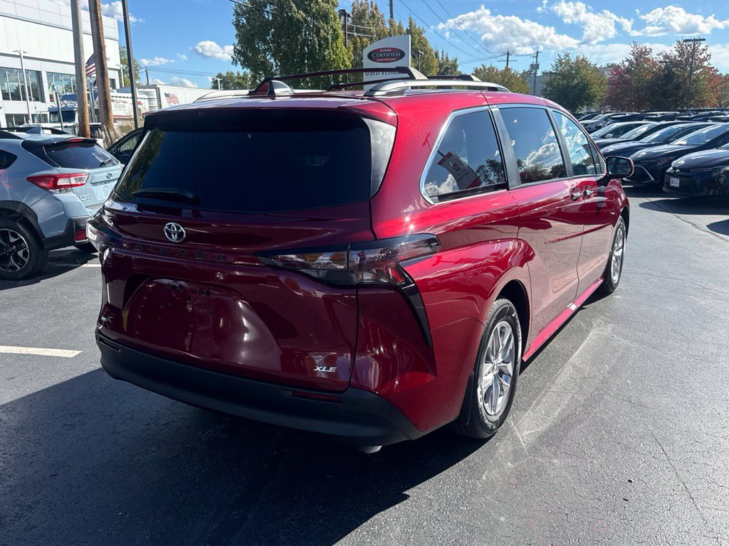 Used 2026 Toyota Sienna XLE FWD image 7