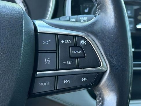 Used 2021 Toyota Highlander XLE AWD/4WD image 16