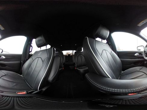 Used 2025 Chrysler Pacifica Limited image 44