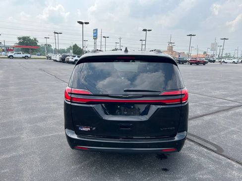 Used 2025 Chrysler Pacifica Limited FWD image 29