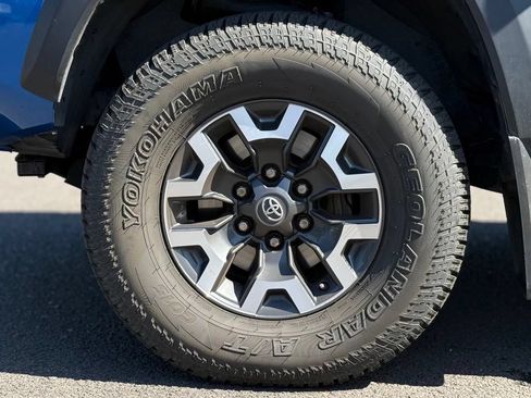 Used 2017 Toyota Tacoma TRD Off-Road AWD/4WD image 9