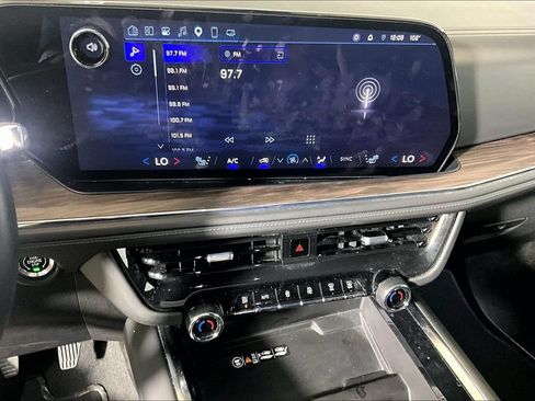Used 2025 Chevrolet Suburban Z71 AWD/4WD image 25