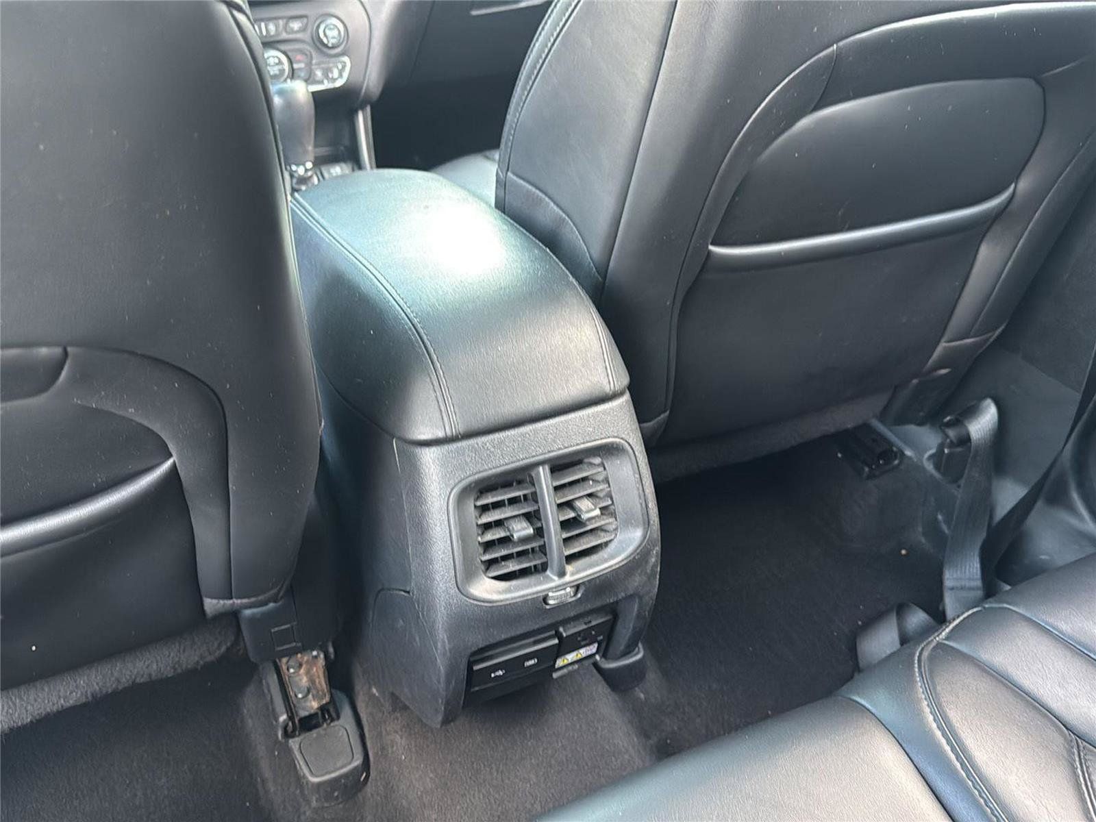 Used 2020 Jeep Cherokee Latitude Plus AWD/4WD image 17