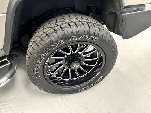 Used 2004 HUMMER H2 w/ Preferred Equipment Group image 14