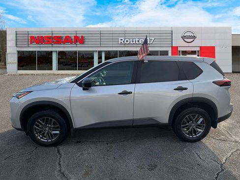 Used 2025 Nissan Rogue S image 6