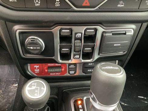 New 2025 Jeep Gladiator Rubicon w/ Convenience Group image 12