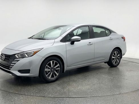 Used 2025 Nissan Versa SV image 3