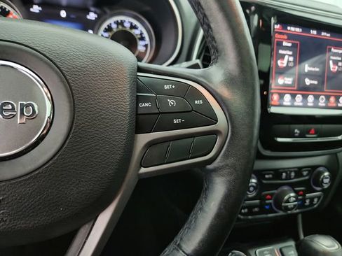 Used 2019 Jeep Cherokee Limited image 24