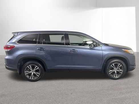 Used 2019 Toyota Highlander LE AWD/4WD image 34
