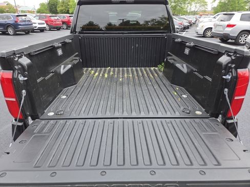 Used 2025 Toyota Tacoma SR5 AWD/4WD image 21