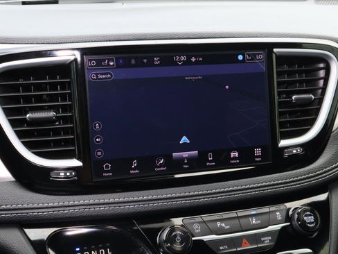 Used 2024 Chrysler Pacifica Limited w/ Uconnect Theater Family Group image 31