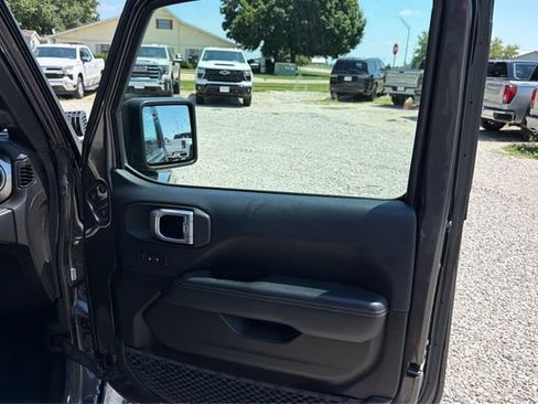 Used 2019 Jeep Wrangler Unlimited Sahara AWD/4WD image 16