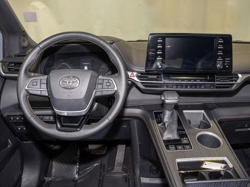 Used 2022 Toyota Sienna XLE Woodland Edition image 2