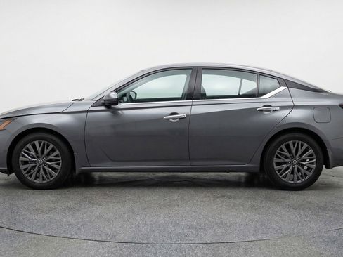 Used 2025 Nissan Altima 2.5 SV FWD image 5