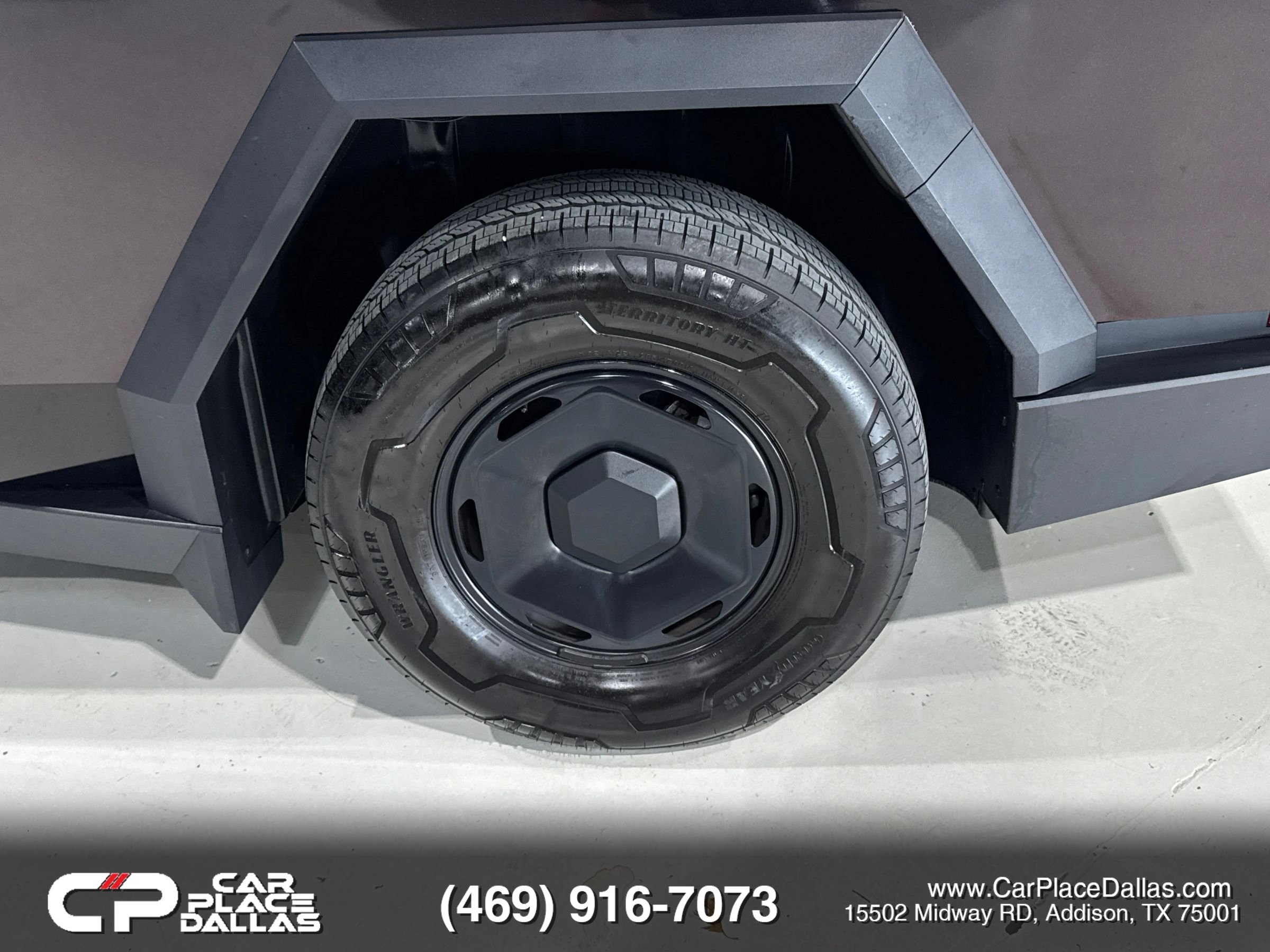 Used 2025 Tesla Cybertruck 2WD Crew Cab image 41