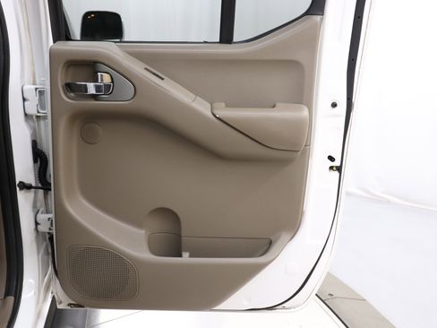 Used 2011 Nissan Frontier SL image 26