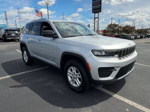 Used 2023 Jeep Grand Cherokee Laredo w/ Luxury Tech Group I AWD/4WD image 2