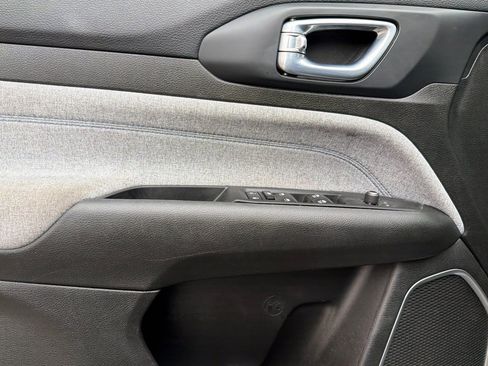 Used 2024 Jeep Compass Latitude image 11